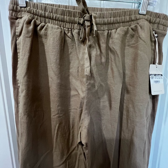Woman’s Camel High Rise Pocket Jogger - Picture 4 of 12